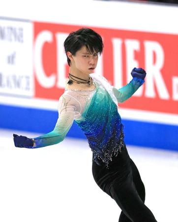 　ジャンプで着氷し、気合の入った表情を見せる羽生結弦