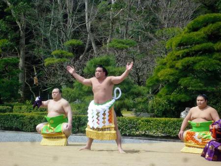 横綱奉納土俵入りを行う日馬富士（左が太刀持ちの宝富士、右が露払いの大翔丸）