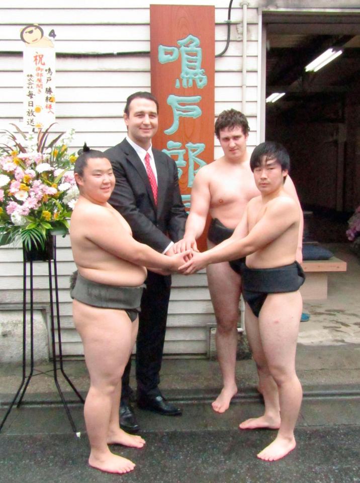 　土俵開きを行った鳴戸親方（左から２人目）ら（共同）