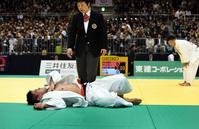 　小林悠輔（右）との試合中、右肩を負傷したベイカー茉秋