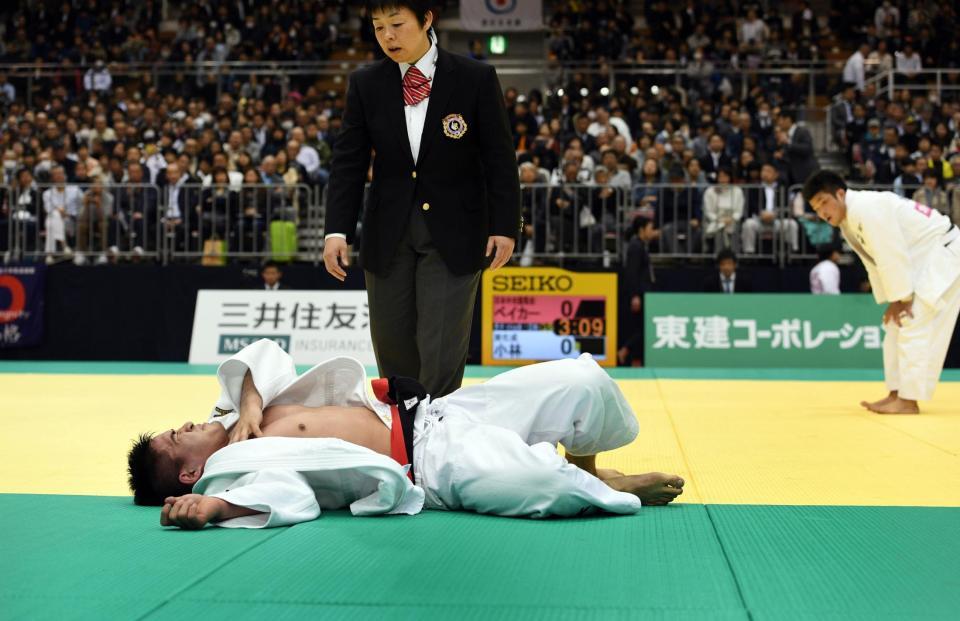 　小林悠輔（右）との試合中、右肩を負傷したベイカー茉秋