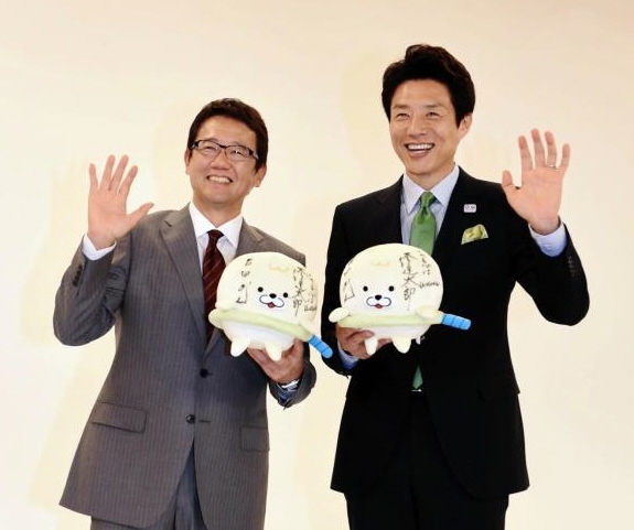 テニス情報番組会見に出席した古田敦也（左）と松岡修造＝都内（撮影・開出牧）