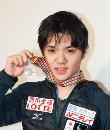 　フィギュアスケートの世界選手権で２位となり帰国、メダルを手にする宇野昌磨選手＝４日午前、成田空港