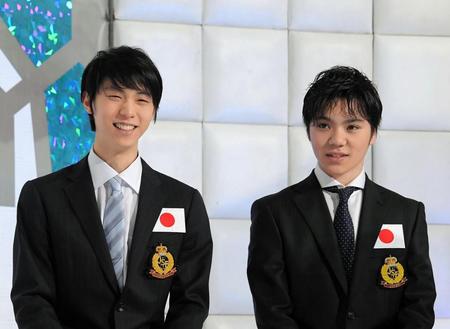 世界フィギュアスケート国別対抗戦に向け抱負を語った羽生結弦、宇野昌磨（右）＝テレビ朝日（撮影・堀内翔）