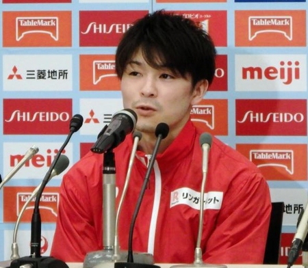 会見で思いを語る内村