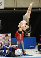 ゆかの演技をする内村航平＝東京体育館（撮影・開出牧）