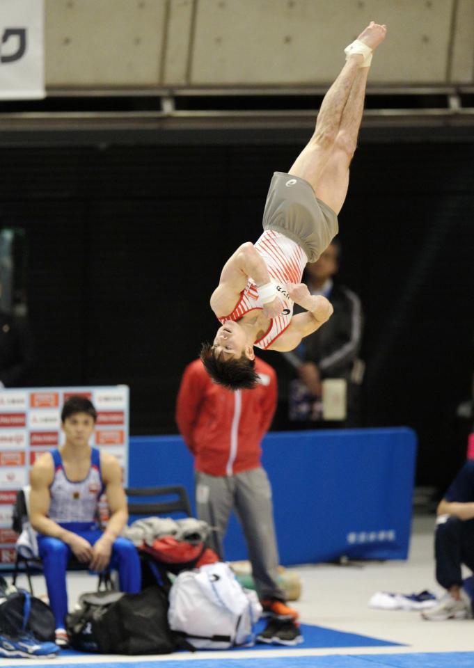 ゆかの演技をする内村航平＝東京体育館（撮影・開出牧）