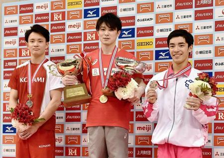 （左から）２位の田中佑典、優勝の内村航平、３位に入った白井健三＝東京体育館（撮影・園田高夫）