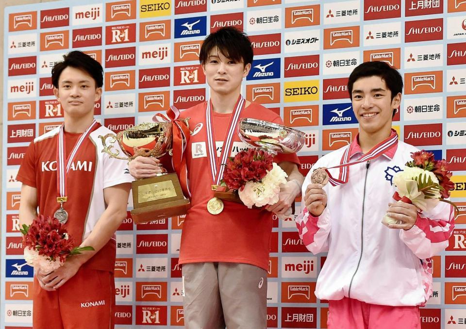 （左から）２位の田中佑典、優勝の内村航平、３位に入った白井健三＝東京体育館（撮影・園田高夫）
