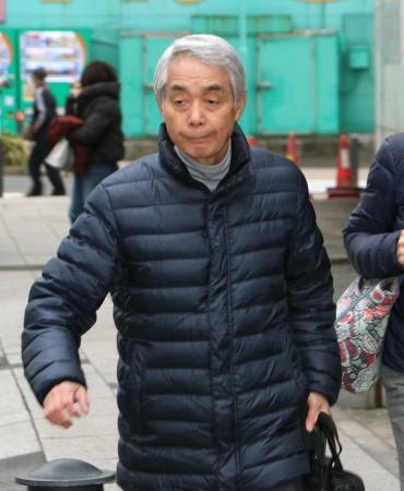 　新横浜スケートセンターに向かう佐藤信夫コーチ＝１１日、横浜市