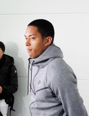 米国出発前に取材に応じるケンブリッジ飛鳥＝羽田空港