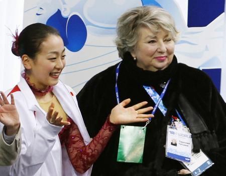 　バンクーバー五輪でのタラソワ・コーチ（右）と浅田真央