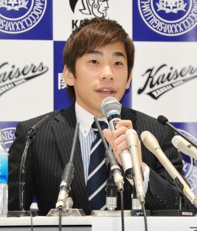 　関大アイススケート部の監督に就任し記者会見する織田信成氏＝１１日、大阪市