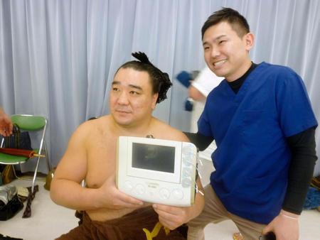 ハイボルト療法により故障カ所の回復が早まった横綱日馬富士（左）。右は同療法を行った杉浦直行先生
