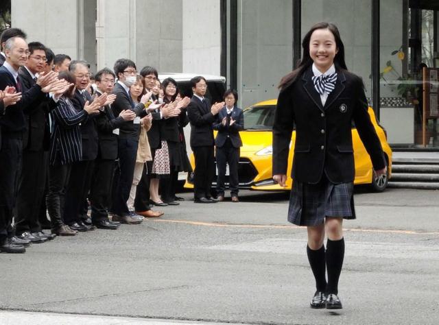 【写真】反則的かわいさ　制服姿で笑顔ふりまくＪＫ時代の本田真凜