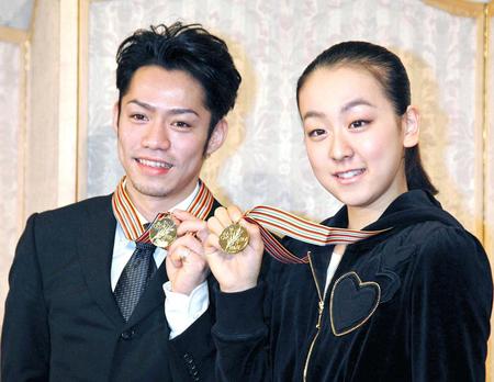 　世界選手権の金メダルを手に笑顔を見せる浅田真央（右）と高橋大輔＝１０年