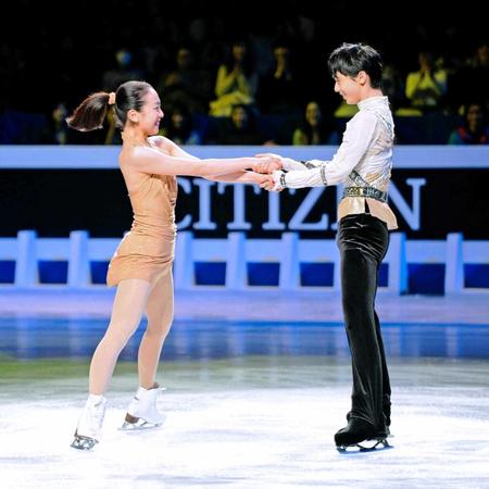 　世界選手権エキシビジョンのオープニングで共演する羽生結弦（右）と浅田真央＝２０１４年