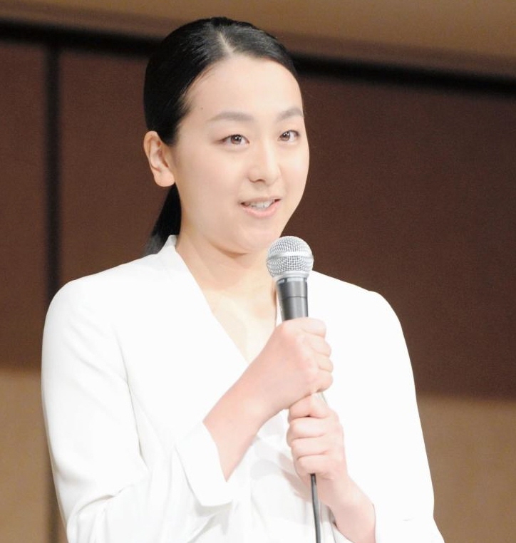 大勢の報道陣を前に心境を語る浅田真央＝都内