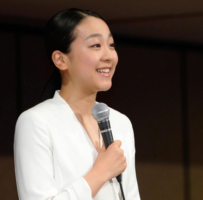 引退会見の最後のあいさつで涙を見せる浅田真央＝都内