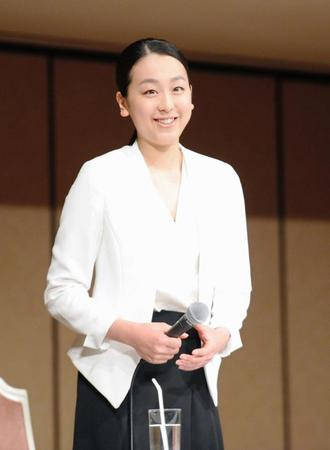 　登壇した浅田真央はマイクを手に取り笑みを浮かべる