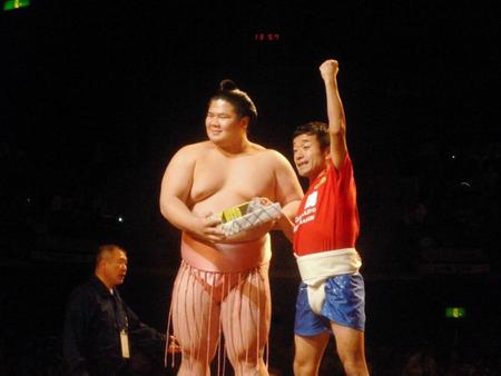 取組を行った宇良（左）と猫ひろし