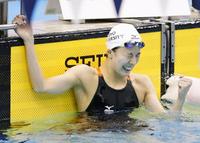 　女子４００メートル個人メドレーを４分31秒42の日本新記録で制し、ガッツポーズする大橋悠依＝ガイシプラザ