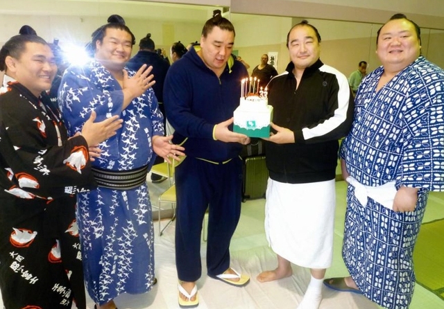 横綱日馬富士が３３歳バースデー　春巡業で関取衆がケーキで祝福