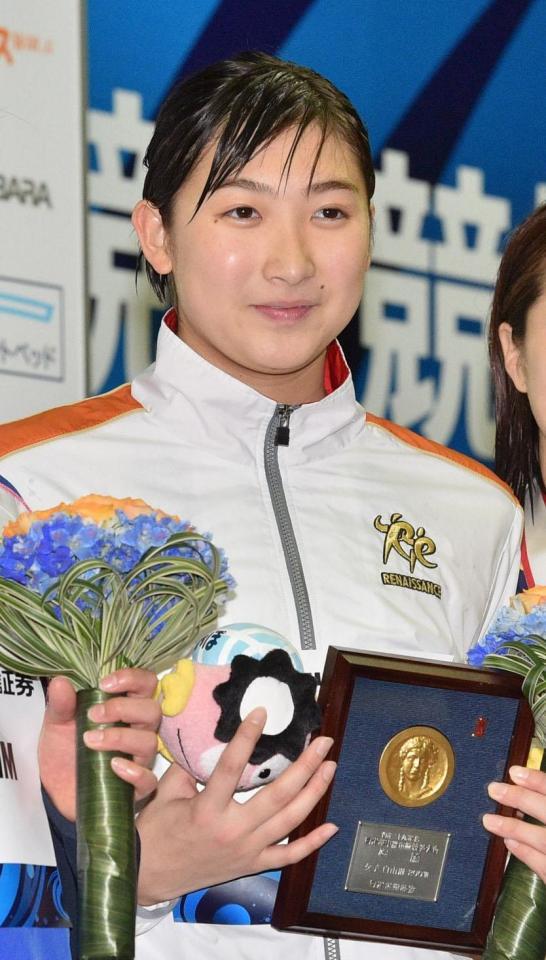 　女子２００メートル自由形の表彰で笑顔を見せる優勝した池江璃花子