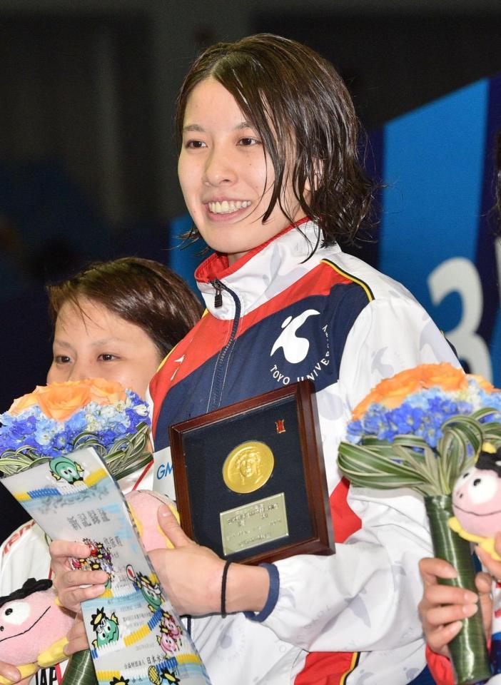 　表彰式で笑顔を見せる女子４００メートル個人メドレー決勝で日本記録をマークし優勝した大橋悠依