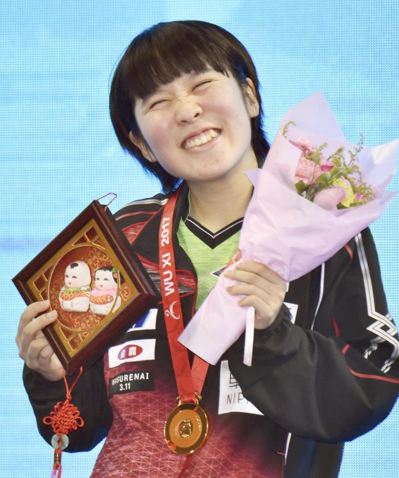 　卓球のアジア選手権女子シングルスで優勝し、表彰式で笑顔を見せる平野美宇＝15日、中国・無錫（共同）