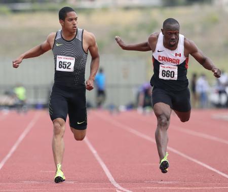 　男子１００メートル予選で、追い風参考記録ながら９秒９８をマークしたケンブリッジ飛鳥（左）＝クレアモント（共同）