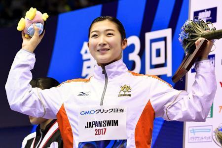 　競泳の日本選手権女子５０メートル自由形で優勝し、表彰台で笑顔の池江璃花子。女子史上初の５冠を達成した＝１６日、名古屋市のガイシプラザ