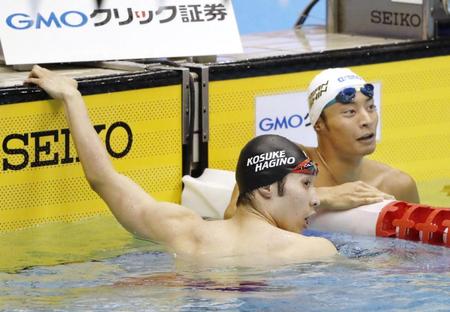 　男子２００メートル背泳ぎ決勝　レース後、タイムを確認する萩野公介（手前）と入江陵介。萩野が１分56秒39で初制覇＝ガイシプラザ