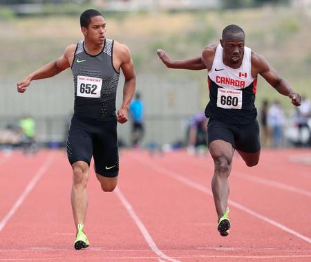 　男子１００メートル予選で、追い風参考記録ながら９秒９８をマークしたケンブリッジ飛鳥（左）＝共同