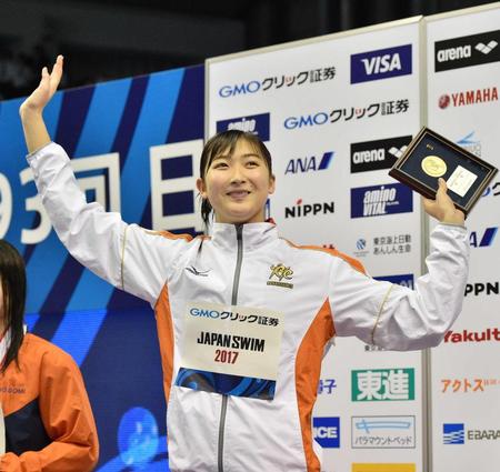 　女子１００メートルバタフライの表彰式で声援に応える、大会５冠達成の池江璃花子