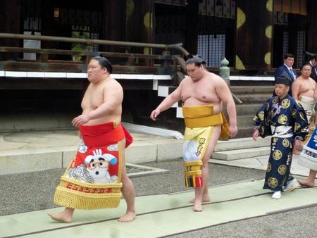 靖国神社奉納大相撲で中庭参拝を行った（左から）豪栄道、照ノ富士