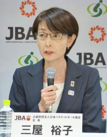 　記者会見で全日本選手権の概要について説明する、日本バスケットボール協会の三屋裕子会長＝１７日、さいたま市