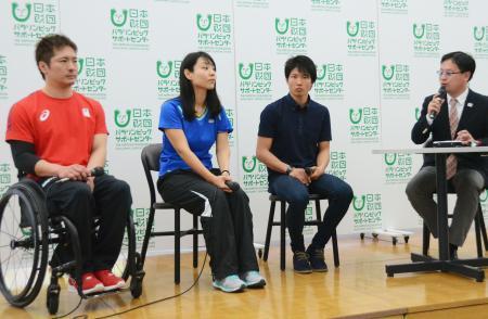 　スノーボードの成田緑夢選手（左から３人目）らが参加した、ウェブサイト「マイパラ！Ｆｉｎｄ　Ｍｙ　Ｐａｒａｓｐｏｒｔ」の公開発表イベント＝１９日午後、東京都港区