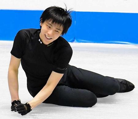 　公式練習でジャンプの着氷に失敗し苦笑いの羽生結弦