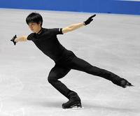 調整する羽生結弦＝代々木第一体育館（撮影・堀内翔）
