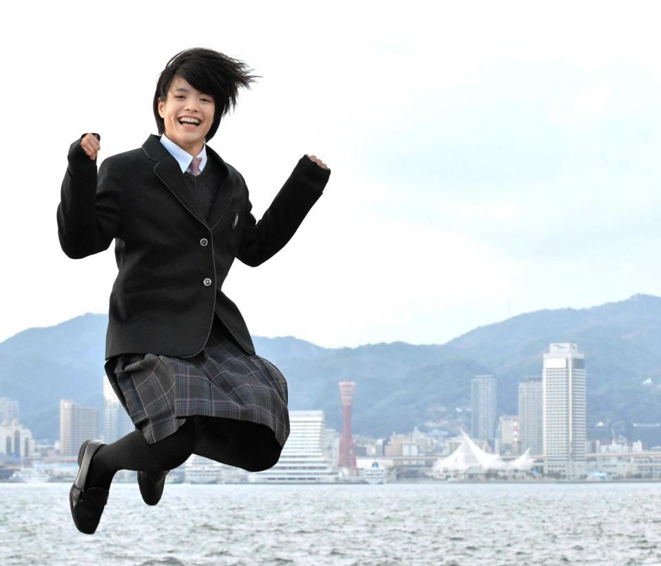 　神戸港を背景に笑顔でジャンプする阿部詩