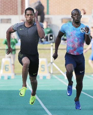 　男子１００メートルに出場し、追い風３・０メートルで１０秒１２だったケンブリッジ飛鳥（左）＝ウェーコ（共同）