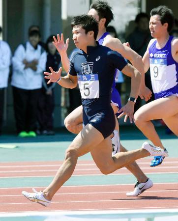 　男子１００メートルの２回目で１０秒０８を記録した桐生祥秀（５）＝島根県立浜山公園陸上競技場