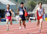 　男子１００メートルの２回目で１０秒０８を記録した桐生祥秀（中央）＝共同