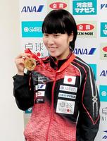 優勝したアジア選手権の金メダルを披露する平野美宇