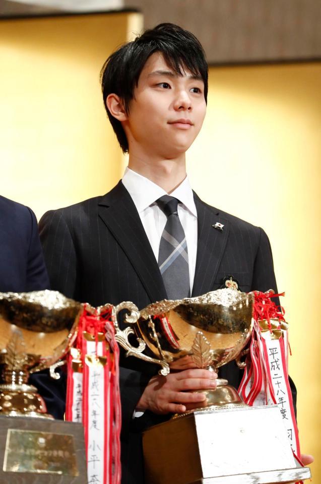 　日本スケート連盟の表彰祝賀会で、最優秀選手に相当するＪＯＣ杯を手にした羽生結弦