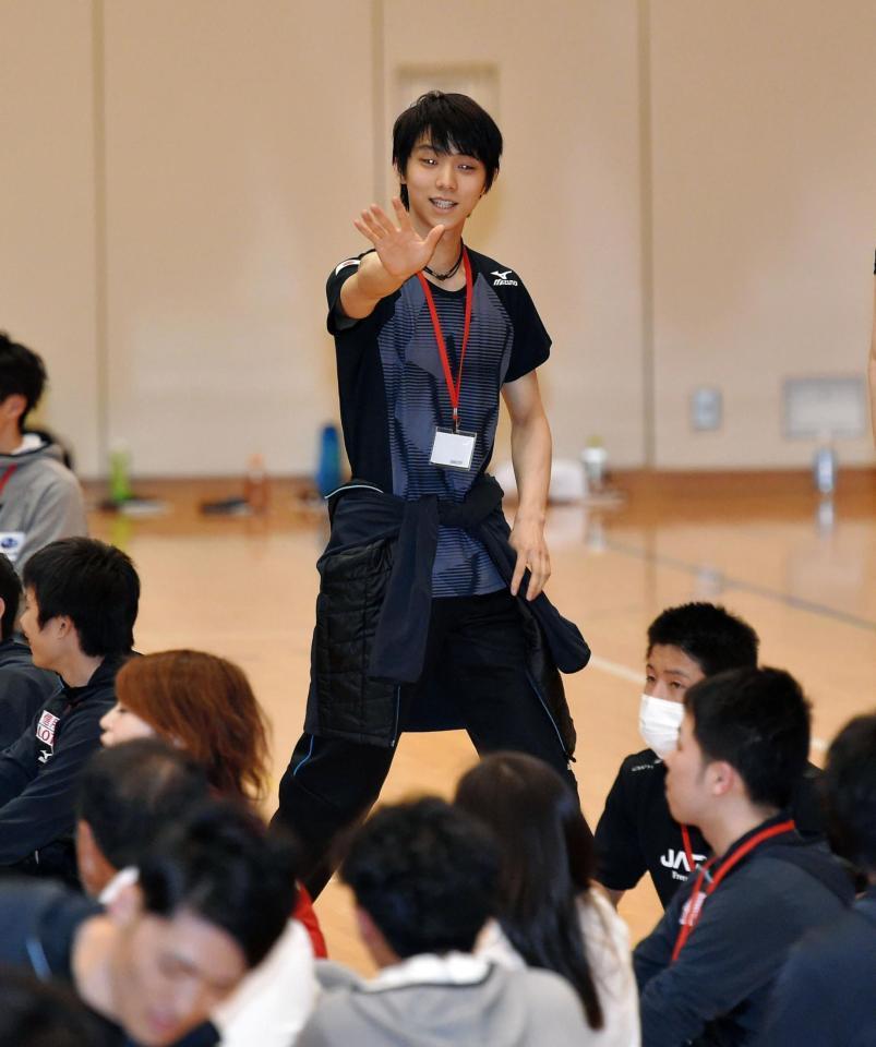 チームビルディングの途中で手を振る羽生結弦＝東京都北区の味の素ナショナルトレーニングセンター（撮影・出月俊成）