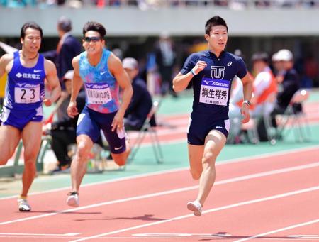 男子１００Ｍ予選で１０秒１６でゴールする桐生祥秀（右）