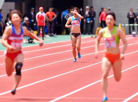 女子予選１００Ｍで、レース中に走るのを止め棄権する福島千里（中央）