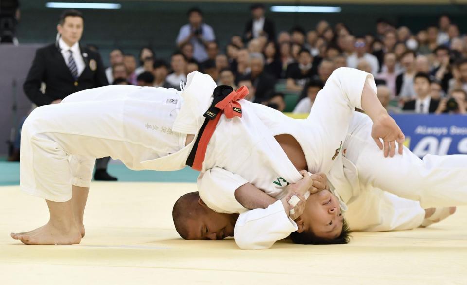 　３回戦　百瀬優（奥）に送り襟絞めで敗れた原沢久喜＝日本武道館